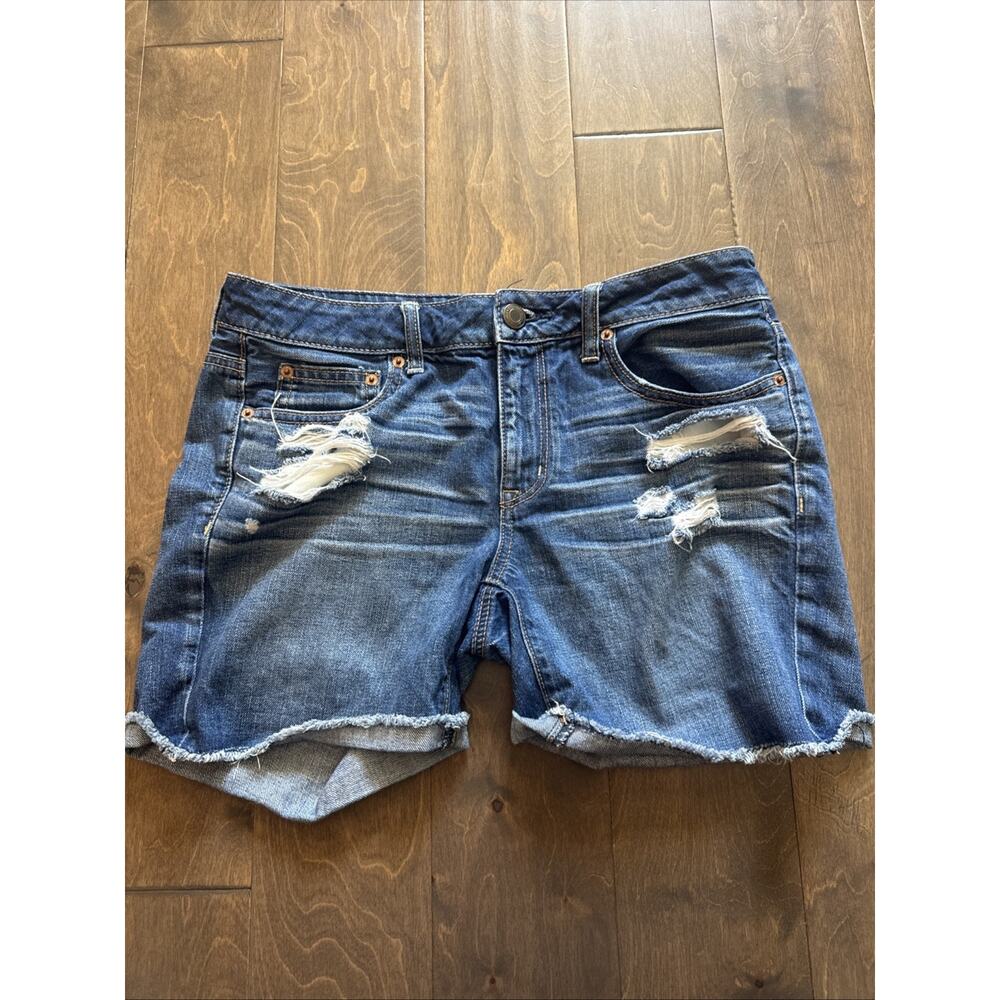 Women’s American Eagle Mom Short Size 6 Distressed Denim Cut Off